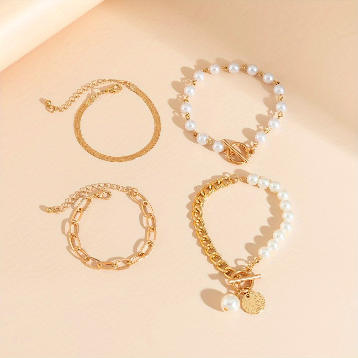Lot de 4 bracelets mode européenne et américaine – chaîne dorée simple, perles, chaîne serpent, pendentif rond ID, fermoir OT, parfait pour usage quotidien et trajet professionnel