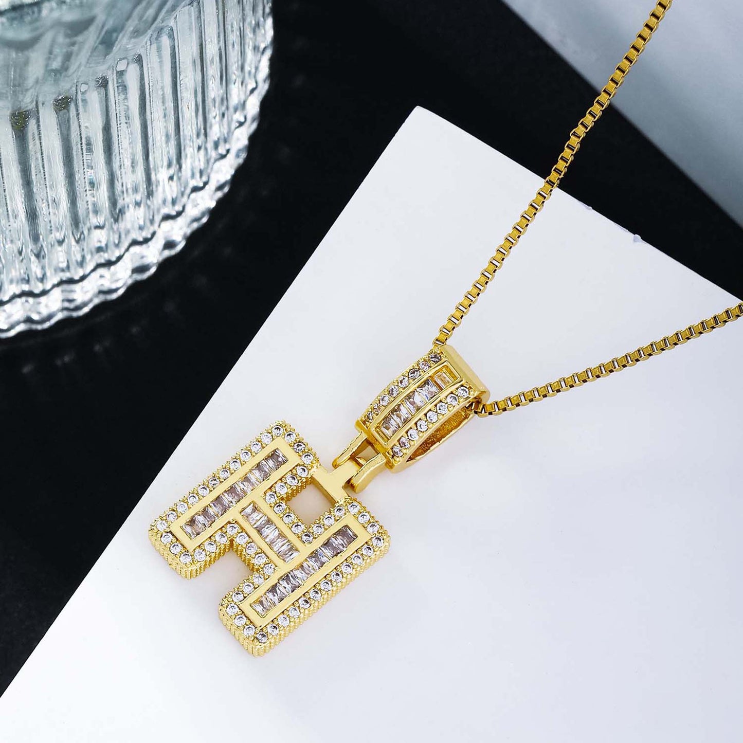 Collier femme style hip-hop avec pendentif lettre, cuivre plaqué or 18K et zirconia synthétique, chaîne plaquée or 18K, bijou élégant pour usage quotidien ou occasions spéciales
