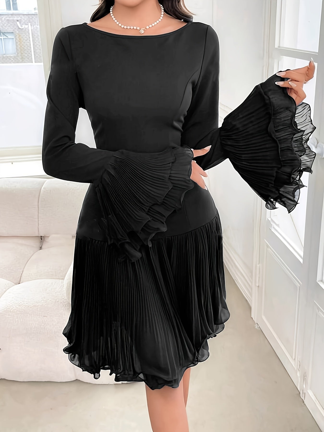 Robe Plissée Slim-Fit avec Ourlet à Volants et Poignets