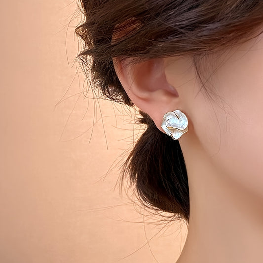 Boucles d’Oreilles Chic Florales Blanches pour Femmes – Tige en Argent Sterling 925, Style Vintage et Minimaliste, Parfaites pour le Quotidien ou les Soirées.