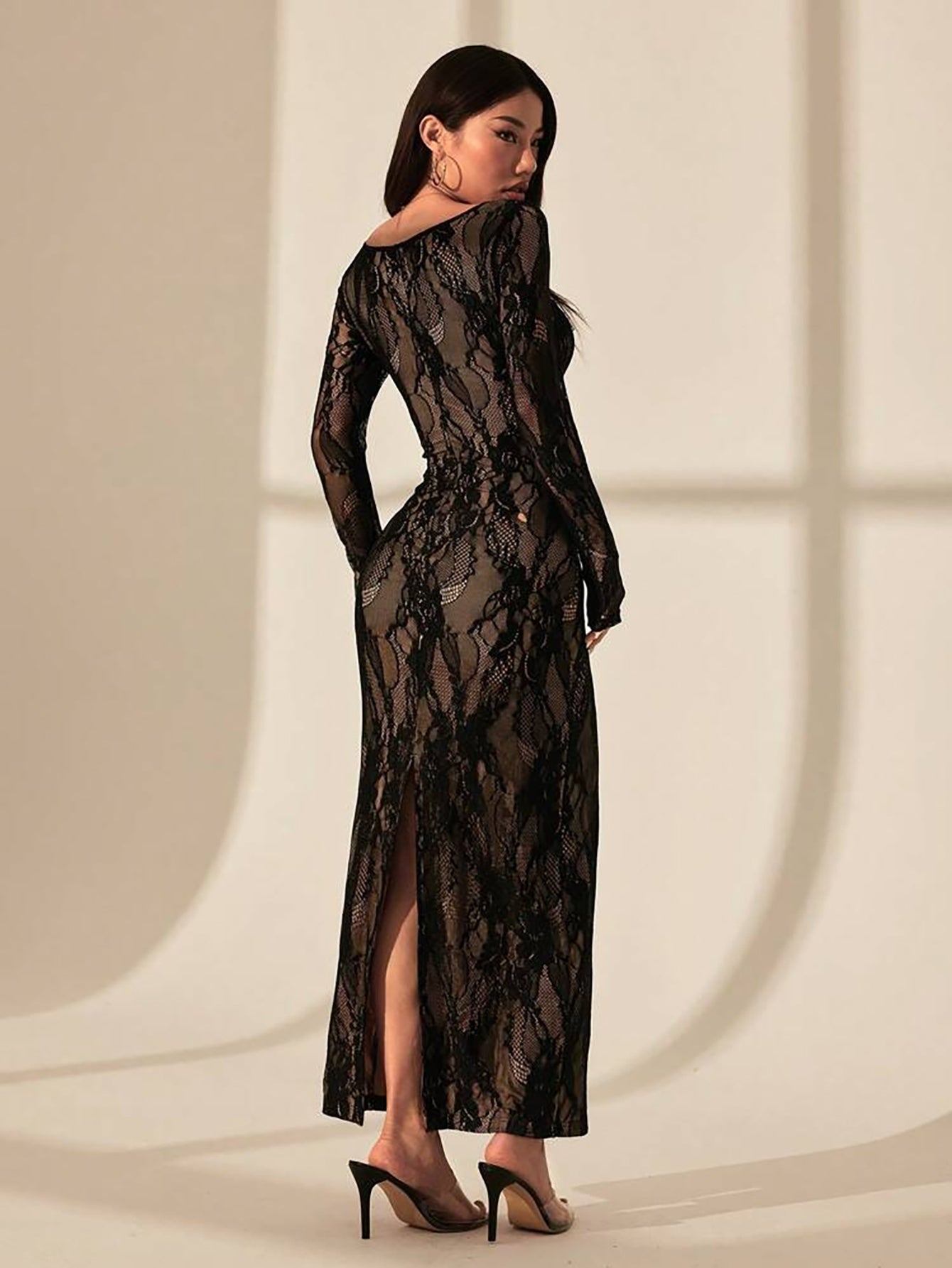 Robe noire d’automne pour femme, col en V, détails en dentelle contrastante, idéale pour soirées et fêtes