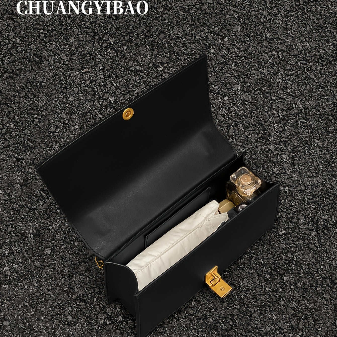 Sac à main synthétique élégant pour femmes – design moderne, bandoulière chaîne réglable, ferrures dorées, noir uni, fermeture boucle dorée, doublure structurée