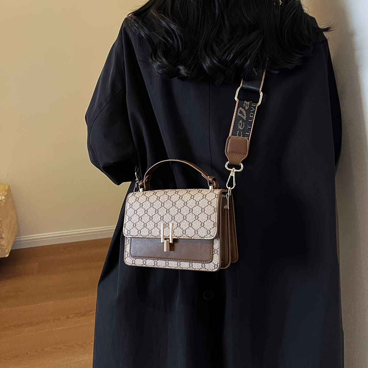 Sac élégant pour femmes – grande capacité, motif géométrique, simili cuir, bandoulière large et amovible, accessoires dorés, sac bandoulière polyvalent pour occasions casual et formelles