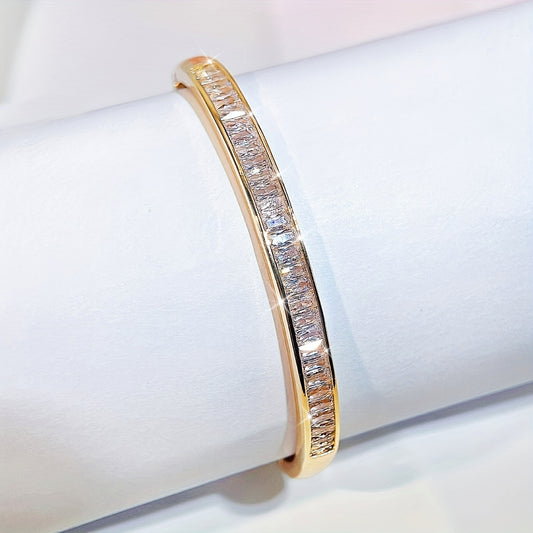 1 bracelet femme élégant ton doré avec incrustation de zirconia synthétique blanc – plaqué cuivre 18K, fermoir réglable, perles rondes scintillantes et surface lisse, bijou polyvalent pour tenue décontractée.