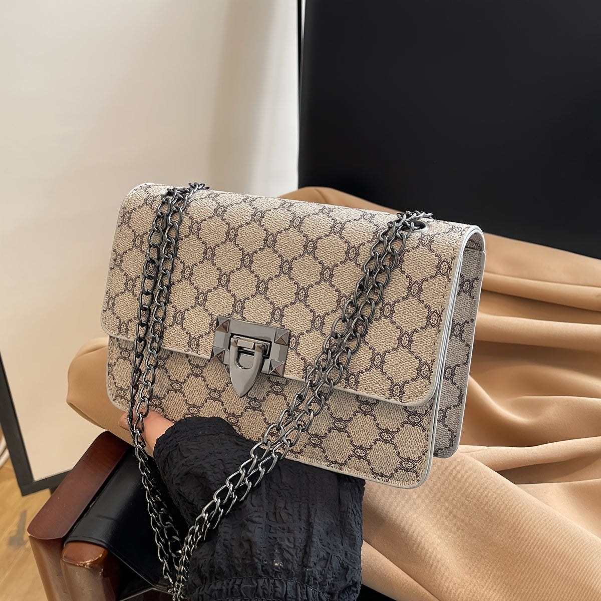 Sac à bandoulière pour femme – grand sac à main spacieux avec chaîne, porté épaule ou croisé, style élégant pour femmes mûres.