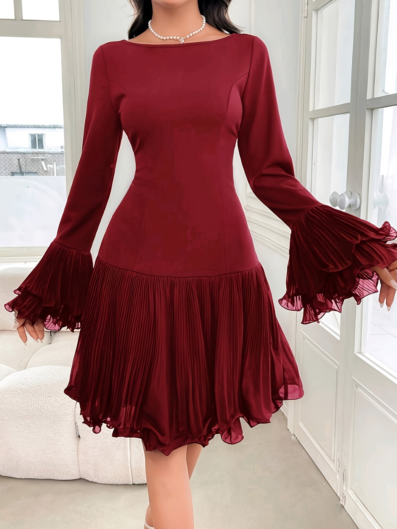 Robe Plissée Slim-Fit avec Ourlet à Volants et Poignets