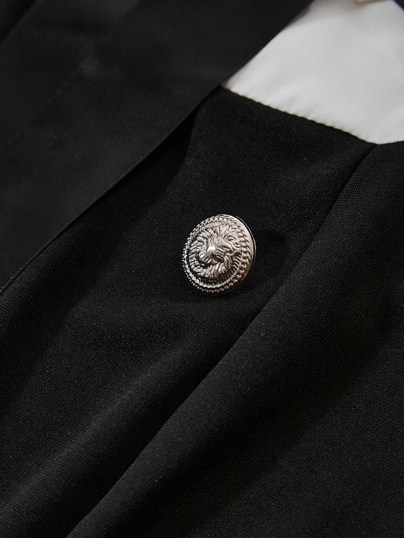 Robe élégante femme à col montant – Manches longues, coupe ajustée, boutons décoratifs