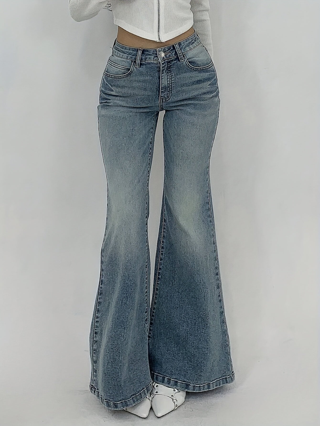 Jean évasé slim élégant pour femmes – Denim extensible, boutons décoratifs, polyvalent et stylé, bleu foncé, toutes saisons
