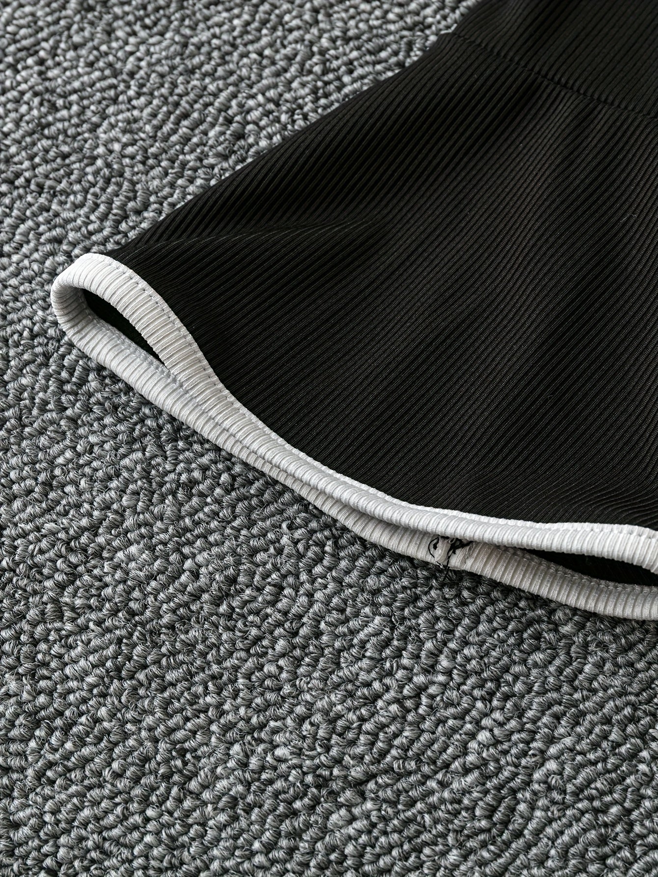 Top élégant femme – manches cloche, encolure bateau, noir uni, extensible, lavable en machine et nettoyage à sec, polyvalent toute saison, style casual chic, buste froncé, coupe confortable