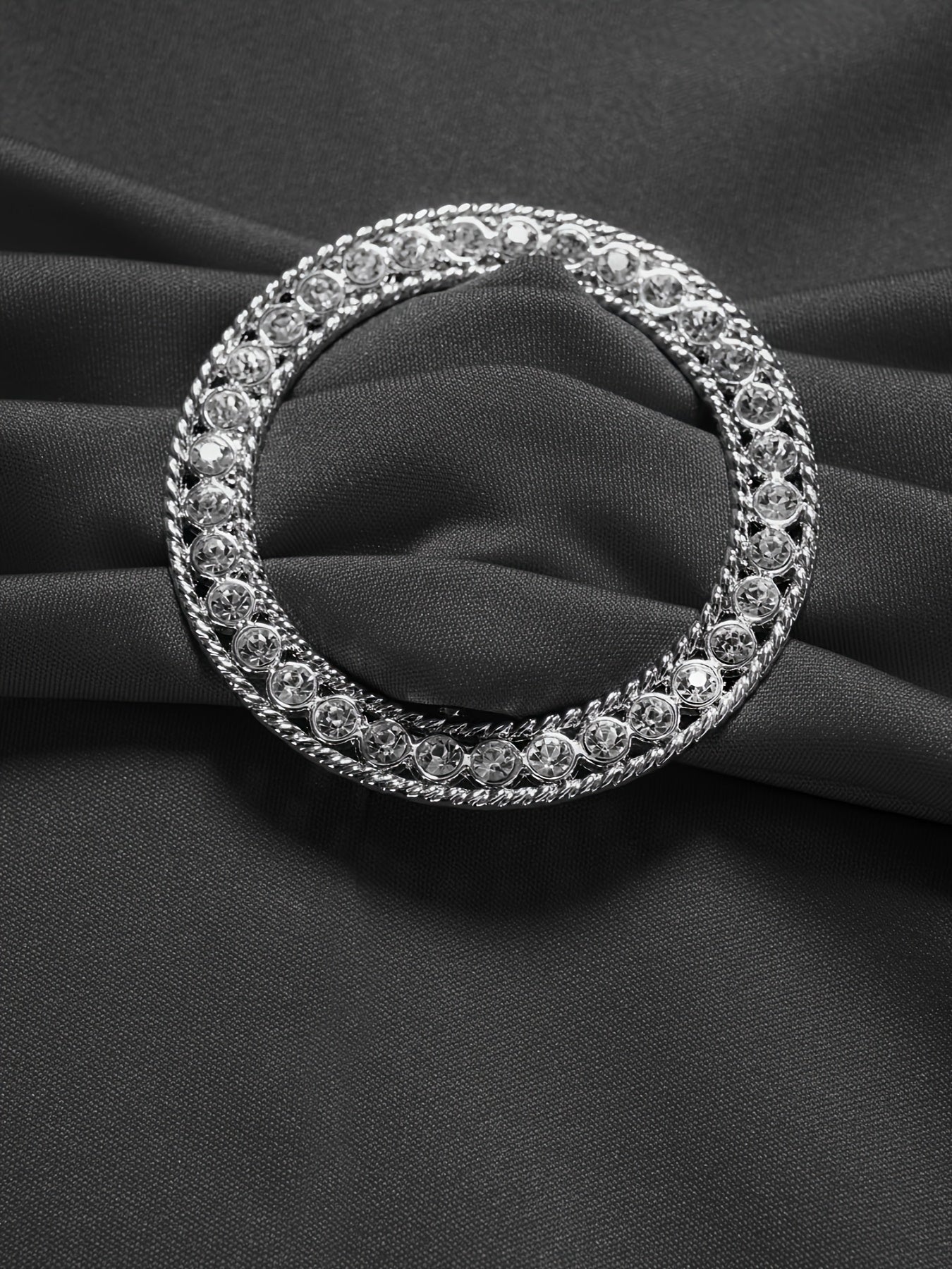 Une robe de soirée élégante pour femme, avec un décolleté drapé, sans manches, une boucle en strass métallisé, une taille cintrée et des épaules froncées, parfaite pour les jolies femmes en rendez-vous ou en sortie