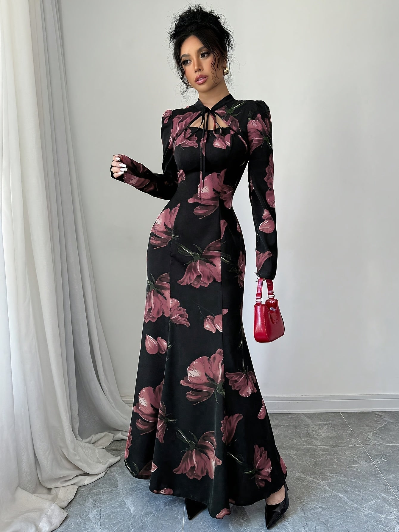 Robe maxi élégante à imprimé floral – manches longues, détail nœud au dos, taille cintrée, ourlet asymétrique, noire avec fleurs bleues, idéale automne/hiver, mode femme adulte, robe fleurie
