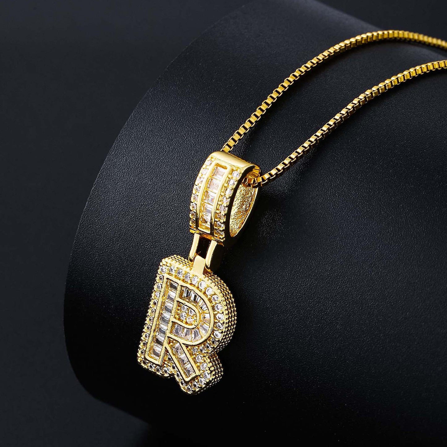 Collier femme style hip-hop avec pendentif lettre, cuivre plaqué or 18K et zirconia synthétique, chaîne plaquée or 18K, bijou élégant pour usage quotidien ou occasions spéciales