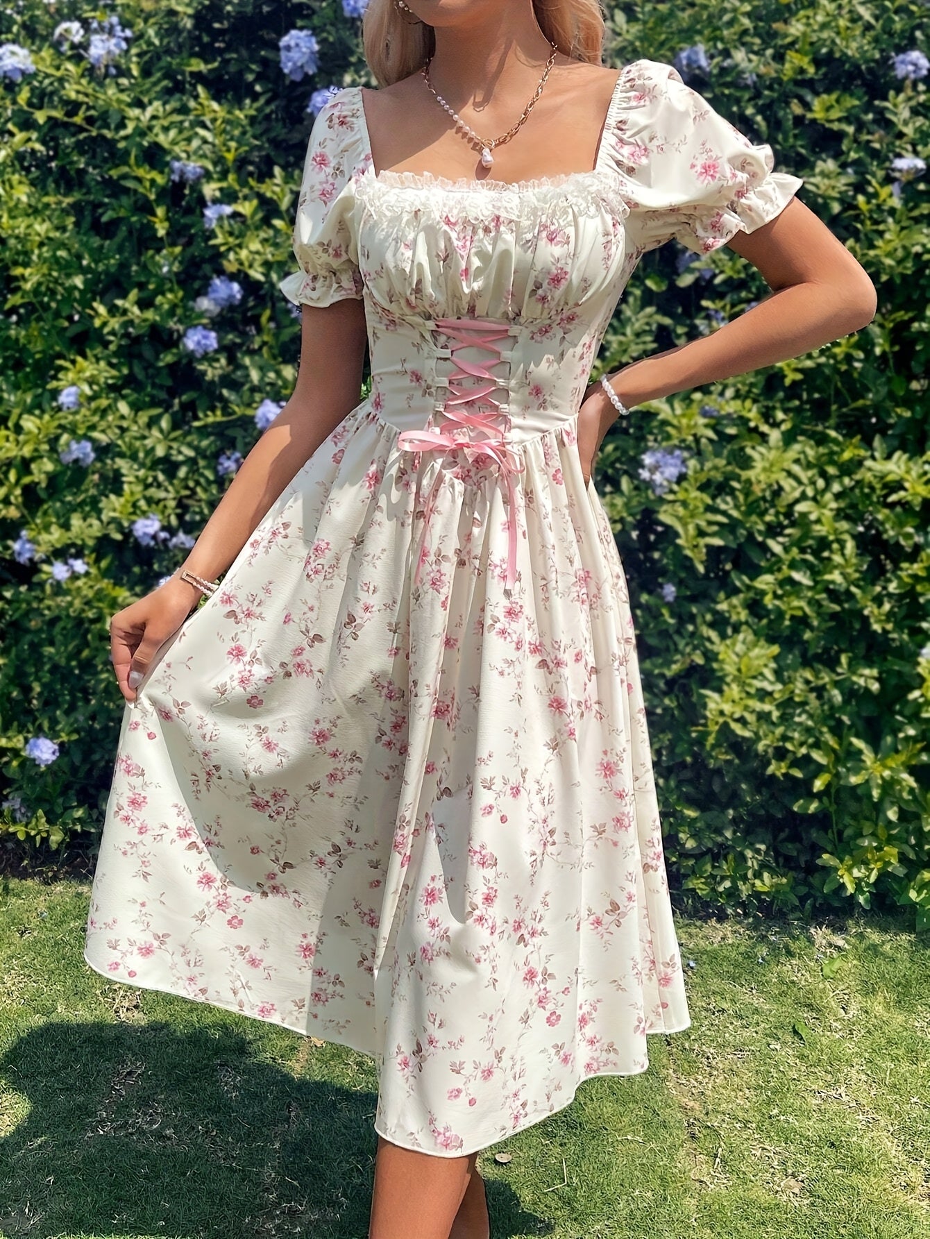 Robe longue fleurie femme – Col carré, manches bouffantes et dentelle, élégante et chic