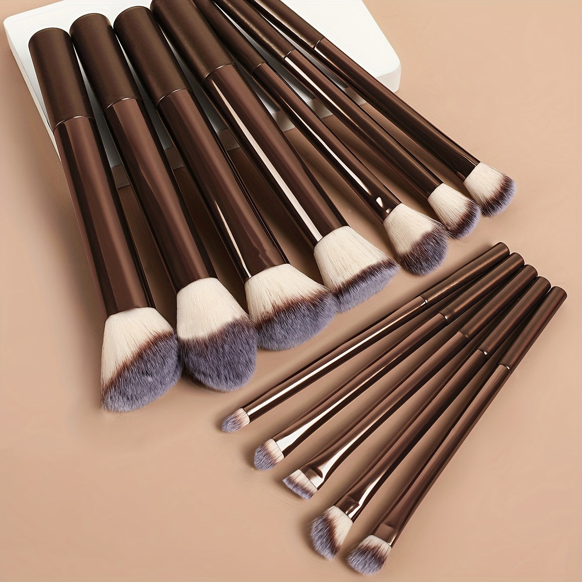 Ensemble de 12 pinceaux de maquillage pour débutants, comprenant des pinceaux à blush, à poudre, correcteur et à paupières, le tout dans un kit de beauté de voyage complet