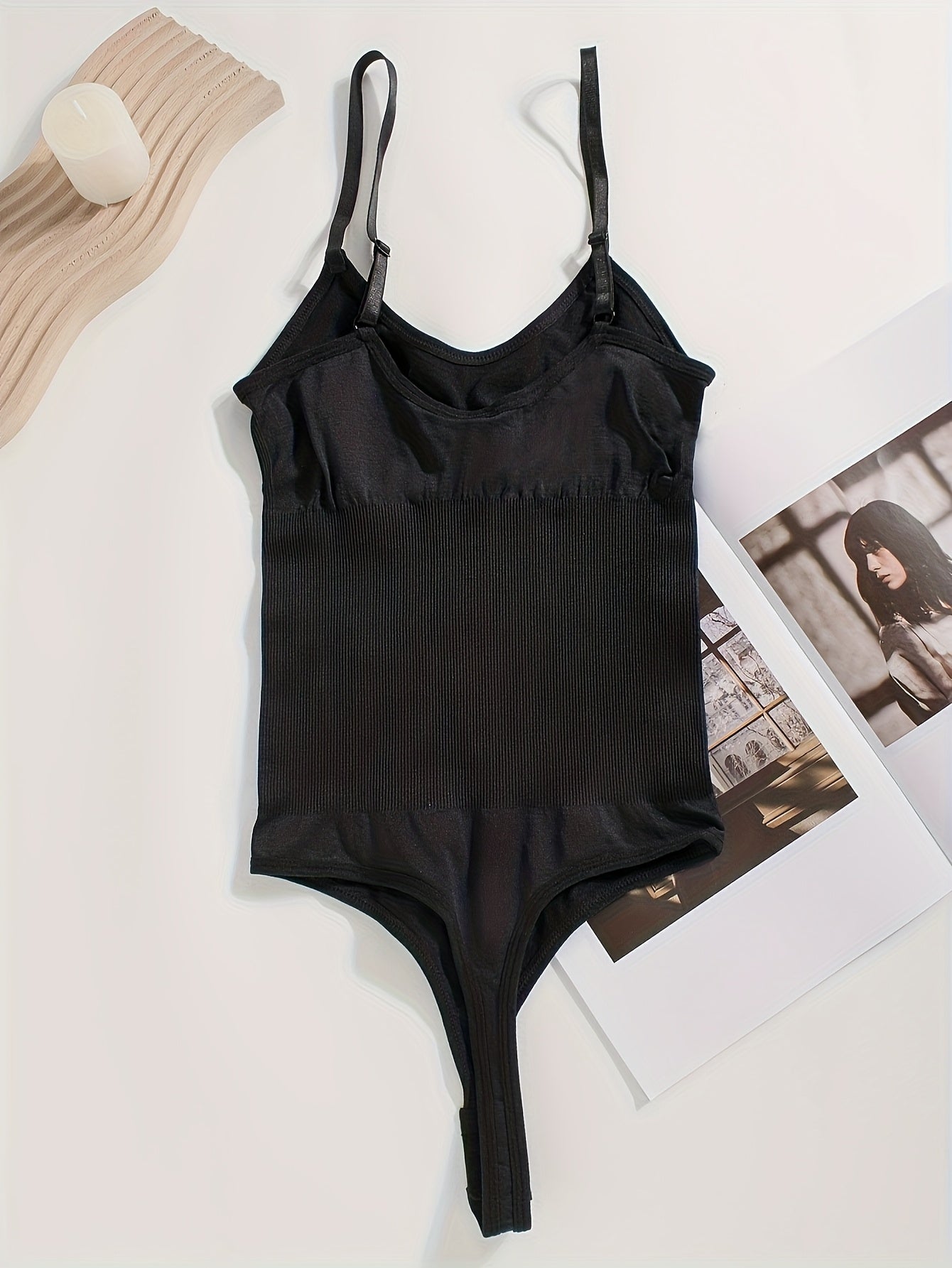 Body sculptant femme sans couture avec string intégré, ouverture à l’entrejambe et bretelles réglables, maintien moyen, sans coques poitrine