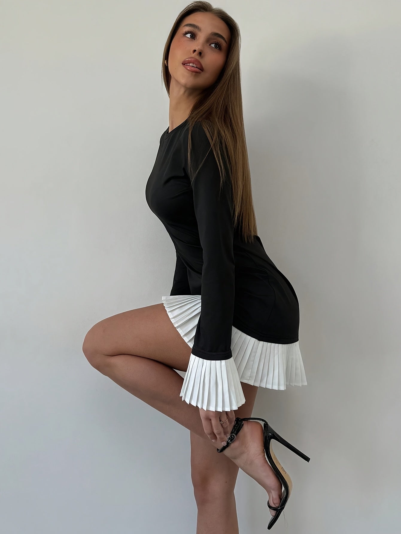 Robe élégante femme – manches longues, coupe A-line, col rond, ourlet contrasté noir et blanc, détails plissés, automne, tenue décontractée à formelle, idéale pour goûters et soirées, tenue de soirée sophistiquée