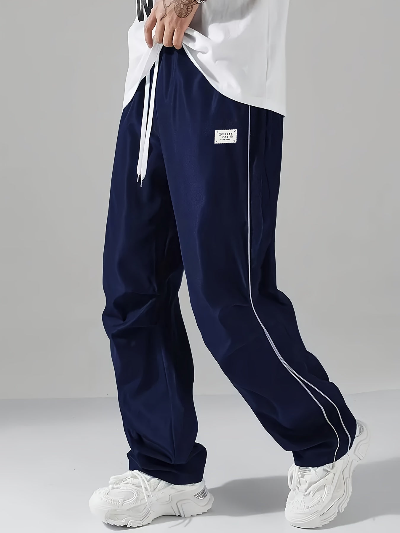 Jogging Homme Toutes Saisons – Coupe Ample, Pantalon Non-Extensible avec Bandes Latérales, Coupe Droite