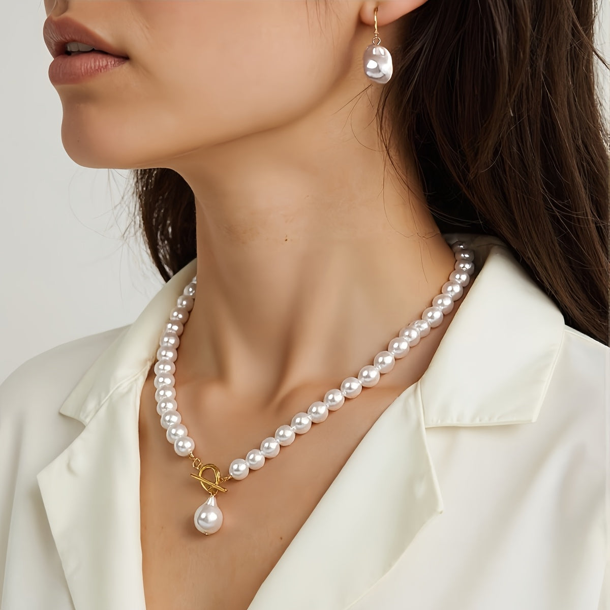 Ensemble Bijoux Femme Élégant Deux Pièces – Perles Artificielles Rondes et Baroques, Fermoir et Pendentif Dorés, Idéal Soirées et Événements Formels, Bijoux Chic et Durable