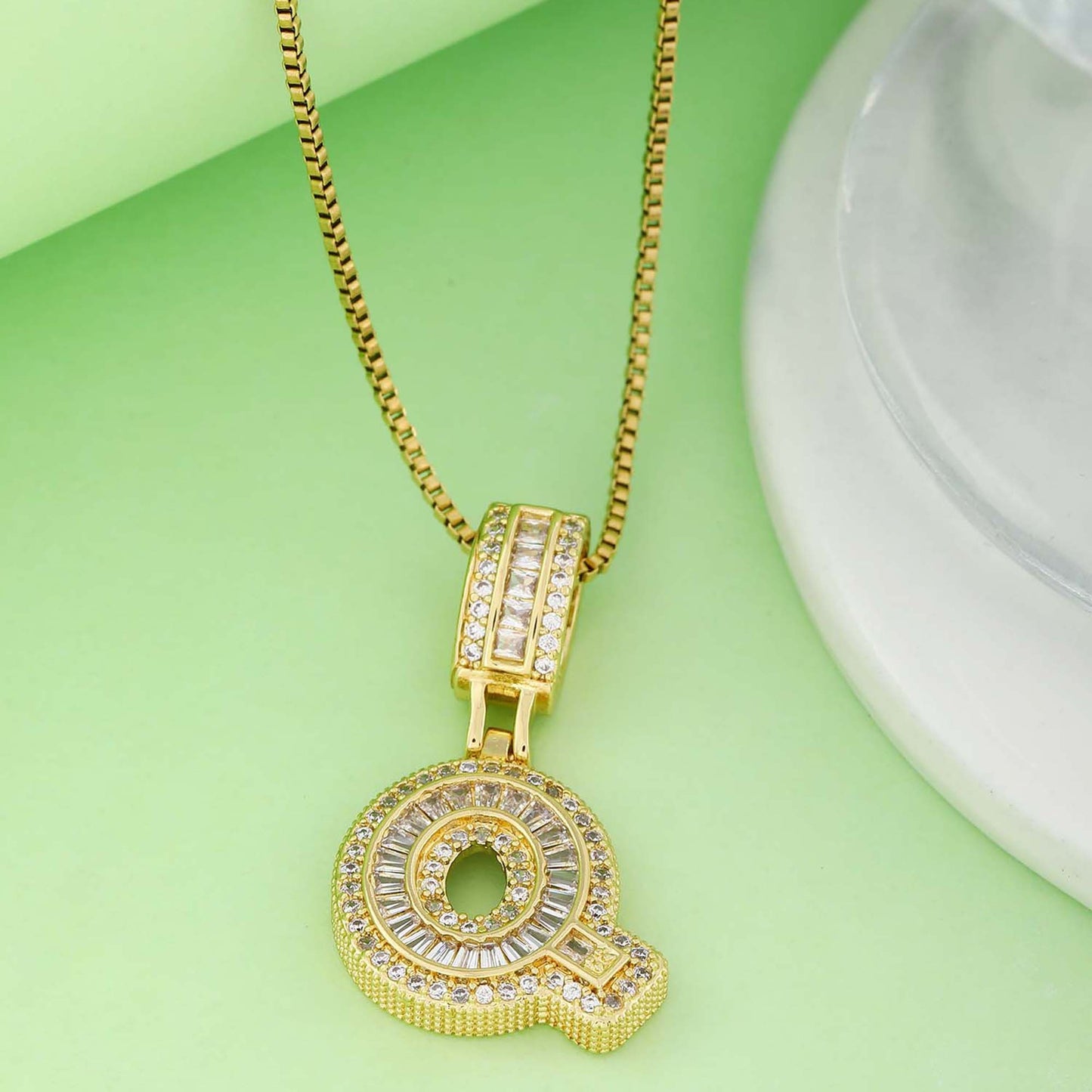 Collier femme style hip-hop avec pendentif lettre, cuivre plaqué or 18K et zirconia synthétique, chaîne plaquée or 18K, bijou élégant pour usage quotidien ou occasions spéciales