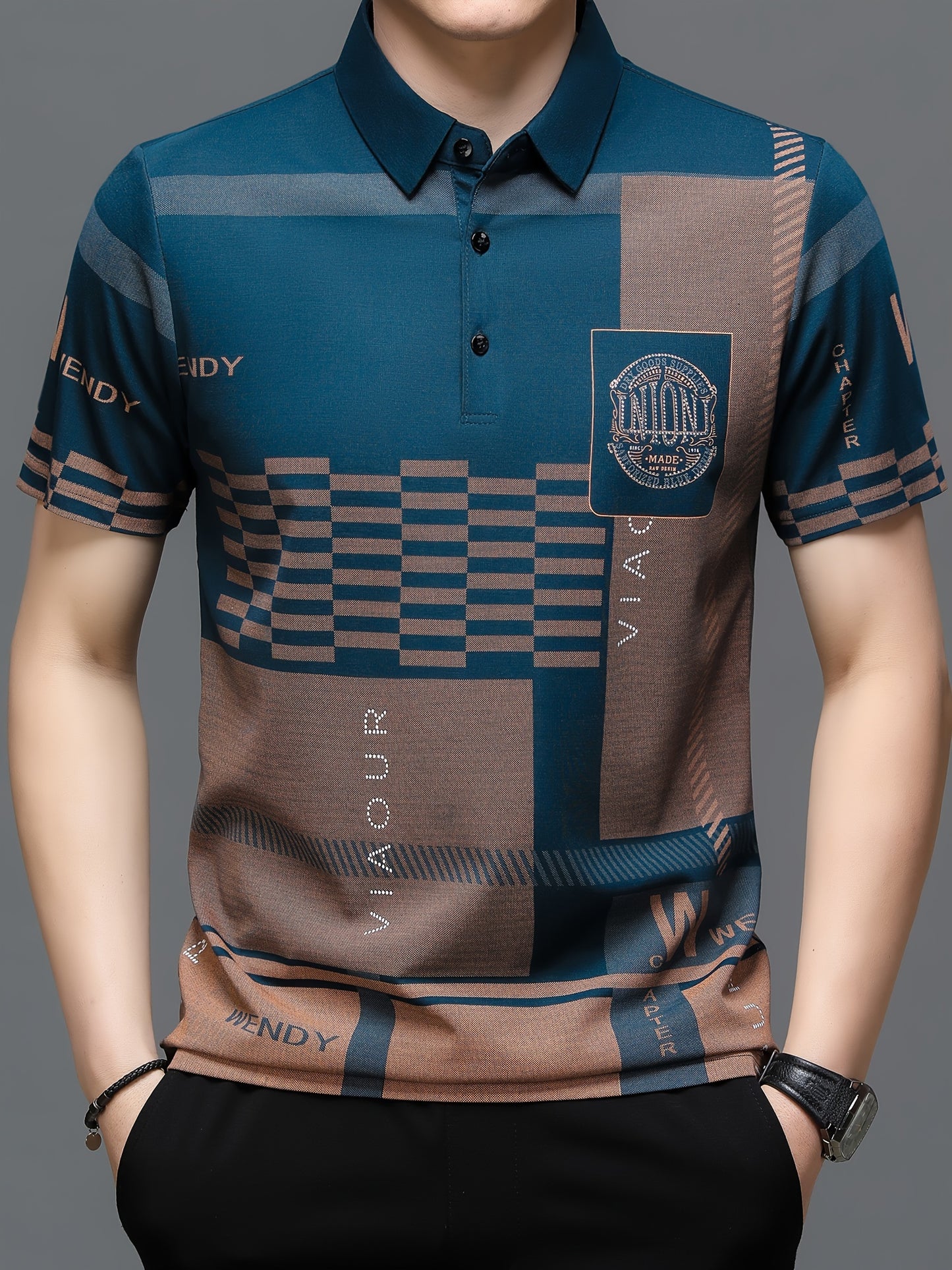 A Set of Two 380G Short-Sleeve Polo Shirts with a Collar, Featuring a Stylish Plaid Design And English Decorations for Men, Perfect for Summer.