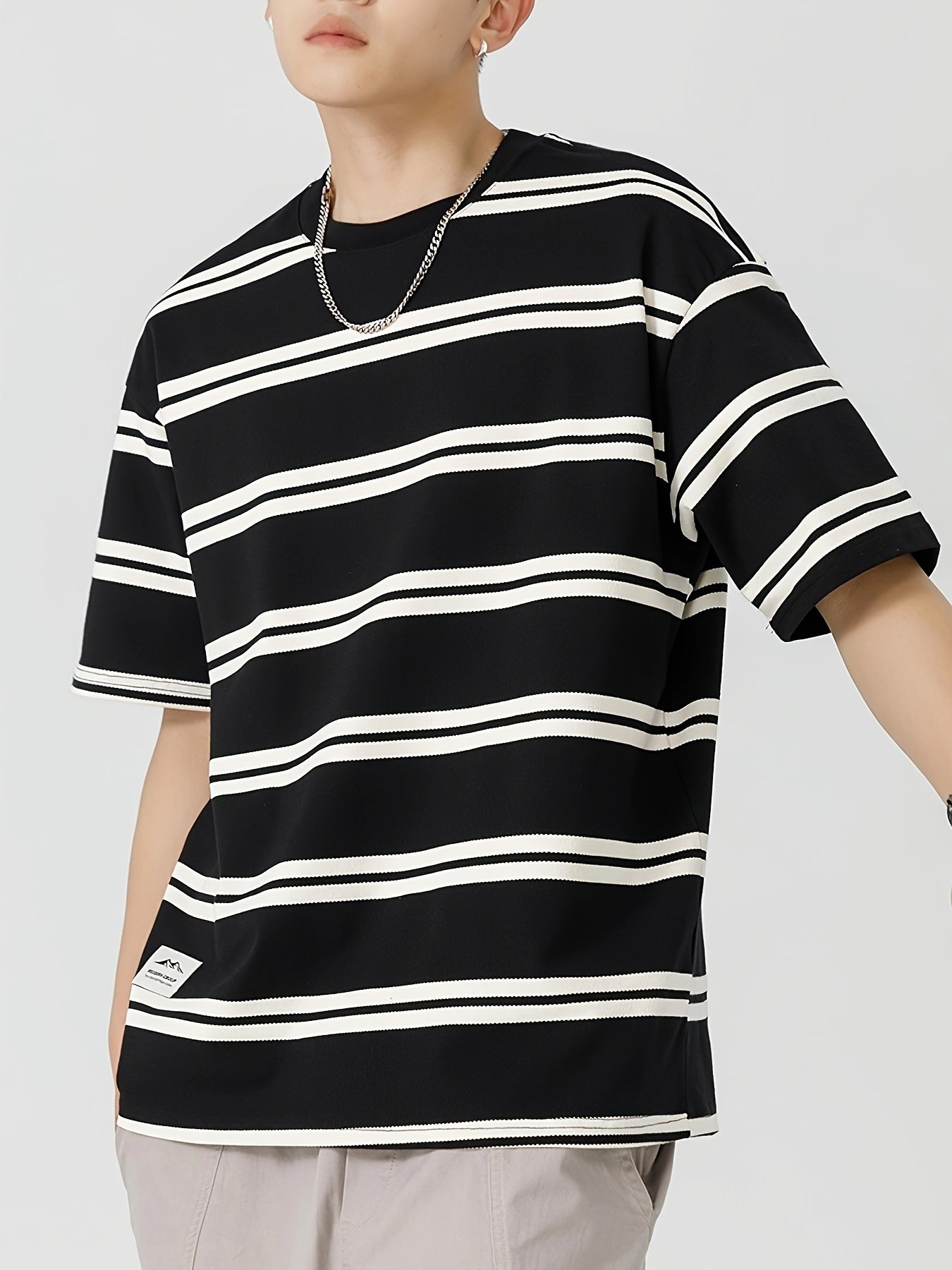 Men'S Summer Striped Short-Sleeve T-Shirt for Trendy Youth with Horizontal Stripes And a Round Neck.