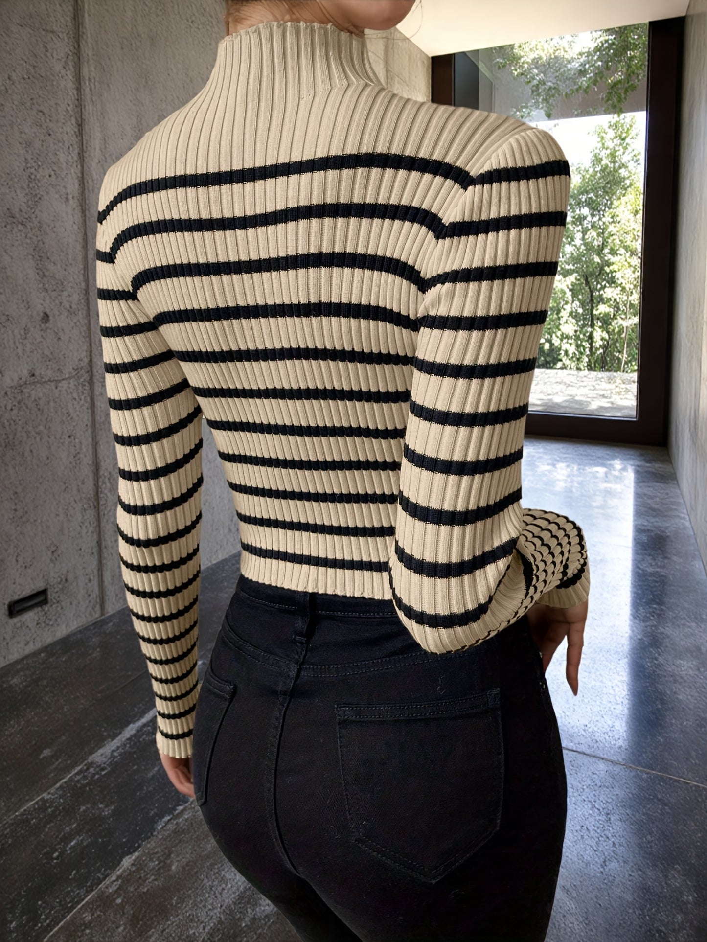 Pull élégant à col montant pour femmes – rayures horizontales noires et blanches, manches longues, coupe régulière, ourlet évasé, polyvalent pour tenue décontractée ou formelle, extensible.