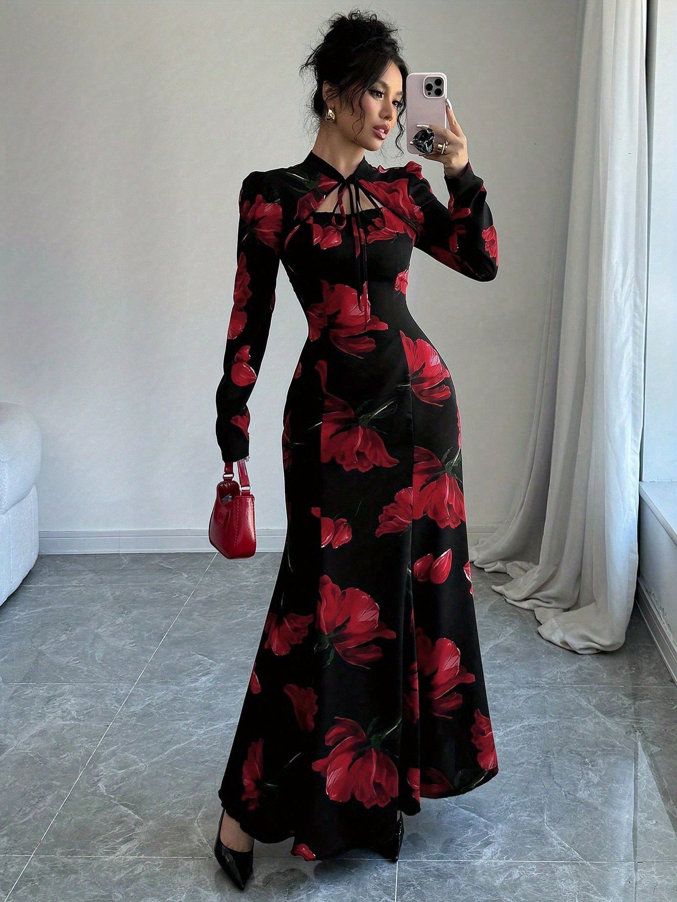 Robe maxi élégante à imprimé floral – manches longues, détail nœud au dos, taille cintrée, ourlet asymétrique, noire avec fleurs bleues, idéale automne/hiver, mode femme adulte, robe fleurie
