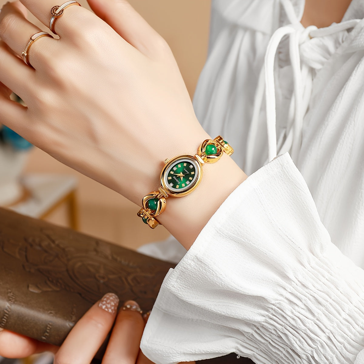 Montre femme vintage, bracelet en alliage doré, mouvement quartz, cadran ovale, détails élégants, cadeau idéal pour la fête des mères, la Saint-Valentin ou occasions spéciales