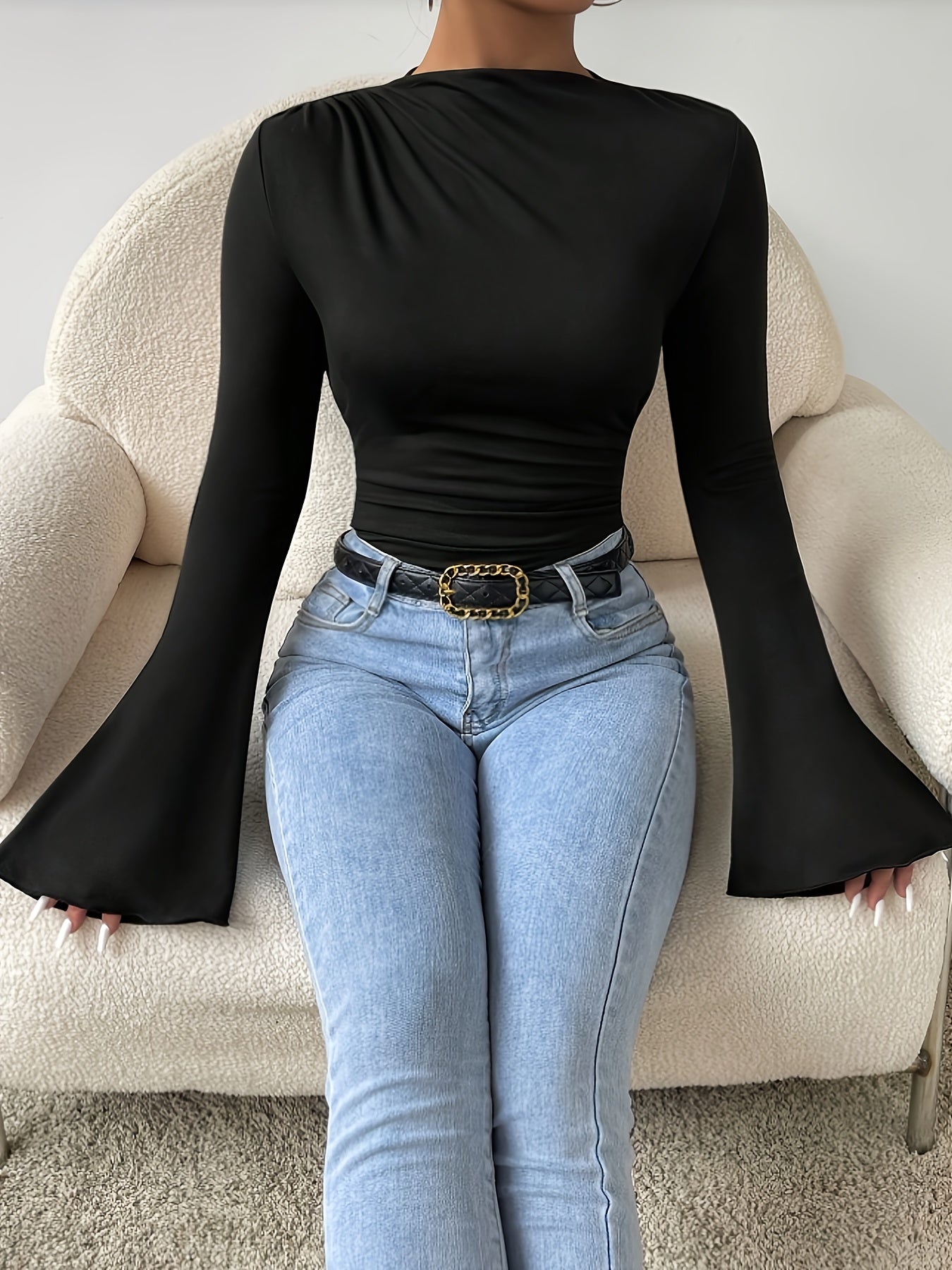 Body slim femme à manches longues, col rond, couleur noire, tissu extensible, boutons sur le devant, style polyvalent pour printemps/été, tenue décontractée ou habillée, texture lisse