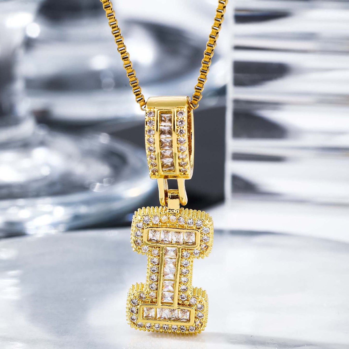 Collier femme style hip-hop avec pendentif lettre, cuivre plaqué or 18K et zirconia synthétique, chaîne plaquée or 18K, bijou élégant pour usage quotidien ou occasions spéciales