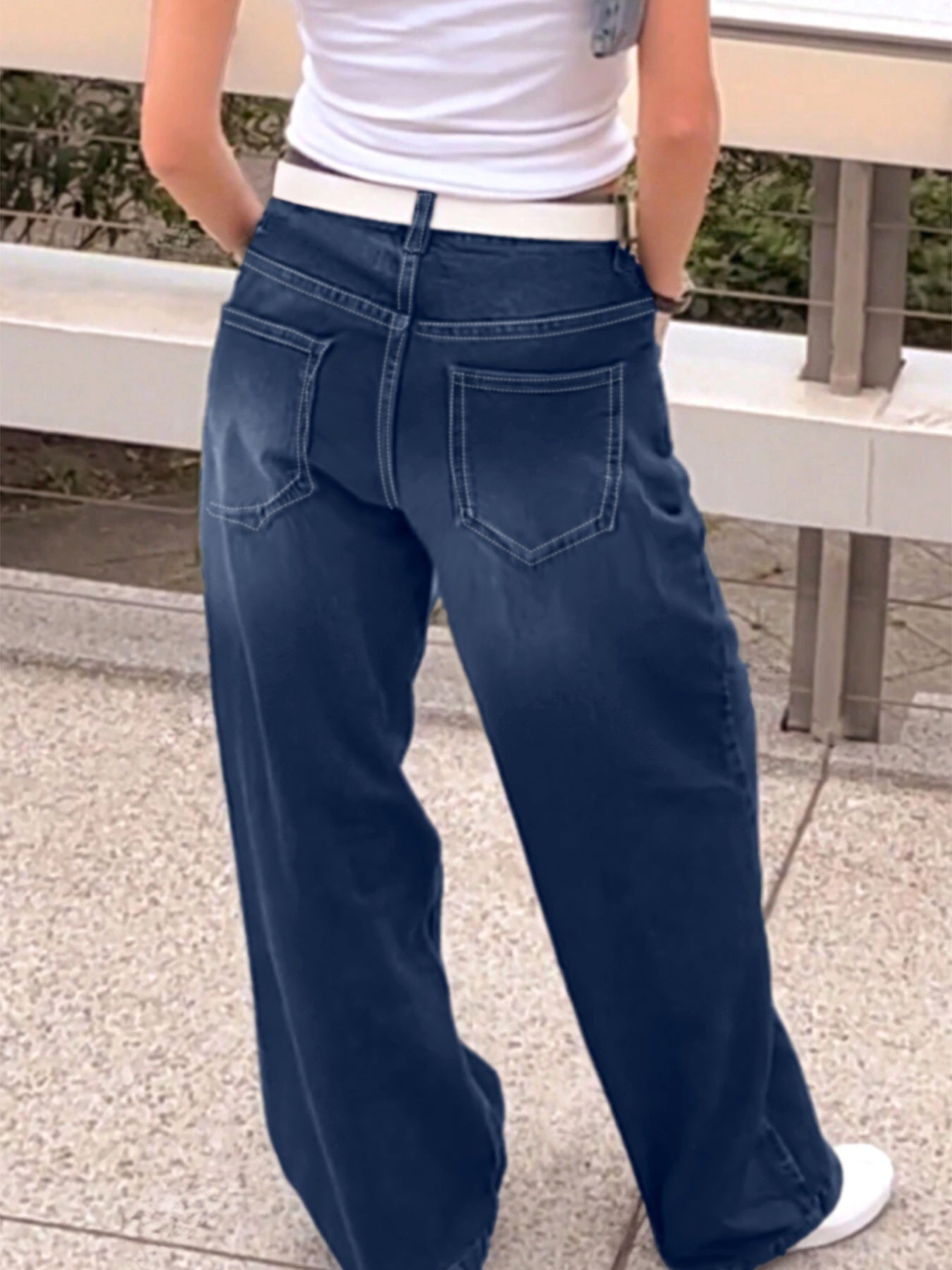 Jean Femme Coupe Droite et Ample - Pantalon Large Bleu Classique sans Élasthanne avec Passants de Ceinture, Ourlets Effilochés et Poches, Idéal pour Toutes Saisons, Tenues Décontractées ou Habillées (Lavage en Machine)