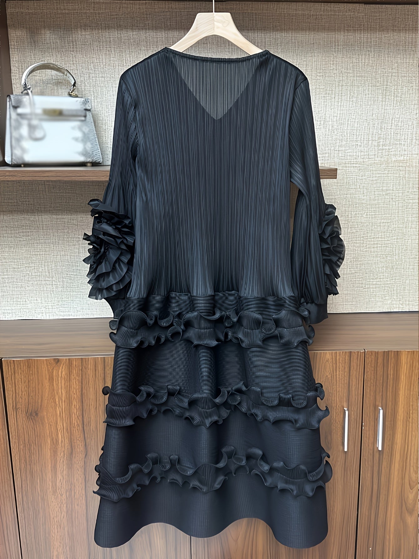 Robe Grande Taille Élégante – Col Volants, Manches Bouffantes, Coupe A-Ligne Smock, Longueur Courte à Mi-Mollet, Couleur Unie Noire