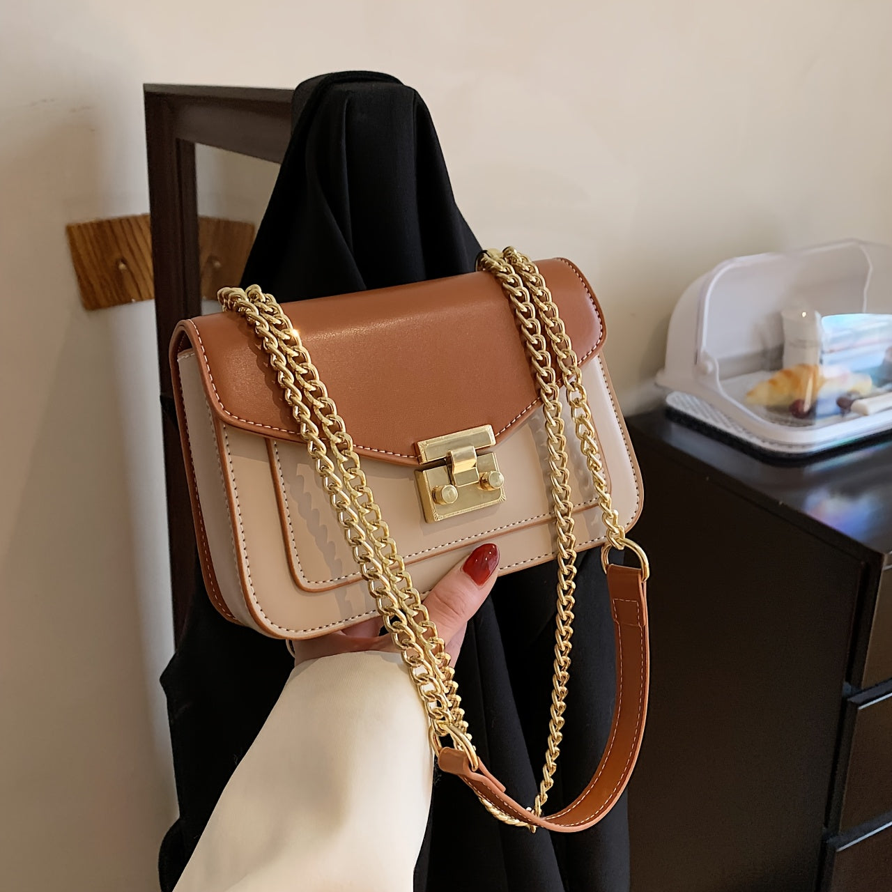 Mini sac carré pour femmes – bandoulière chaîne dorée, fermeture tourniquet, beige et marron, petit sac bandoulière élégant pour travail, voyages et soirées, accessoires chic pour femmes