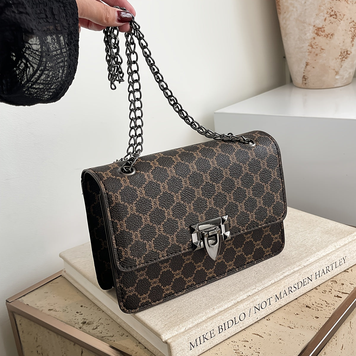 Sac à bandoulière pour femme – grand sac à main spacieux avec chaîne, porté épaule ou croisé, style élégant pour femmes mûres.