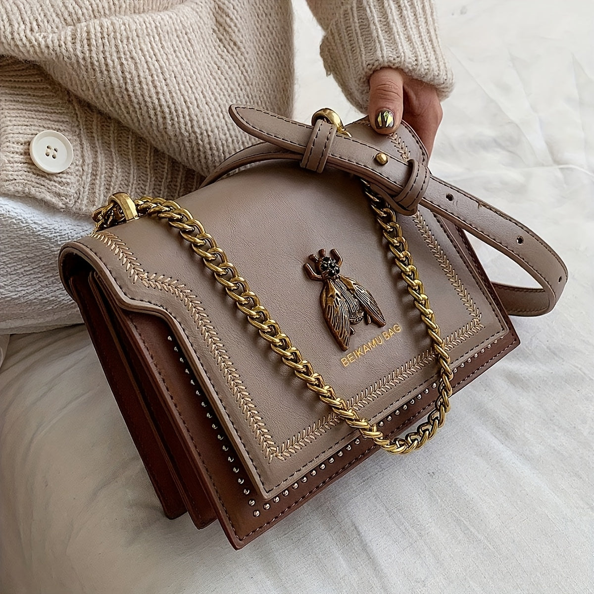 Sac bandoulière femme – fermeture magnétique, synthétique, chaîne, compact, beige/rouge/noir, élégant pour bureau, voyage et soirées