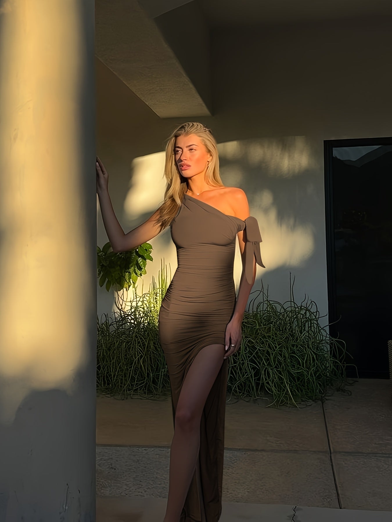 Robe moulante élégante à une épaule pour femme, fente haute, coloris marron, dos nu, idéale pour soirées et clubs, adaptée à toutes les saisons, tissu polyester, style chic et féminin