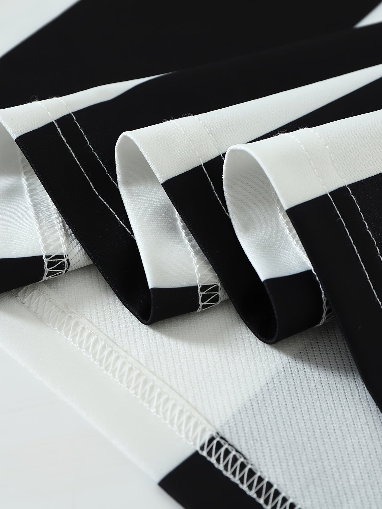 Retro Black and White Striped Men's Short Sleeve Shirt, Casual Loose Fit T-Shirt for Men