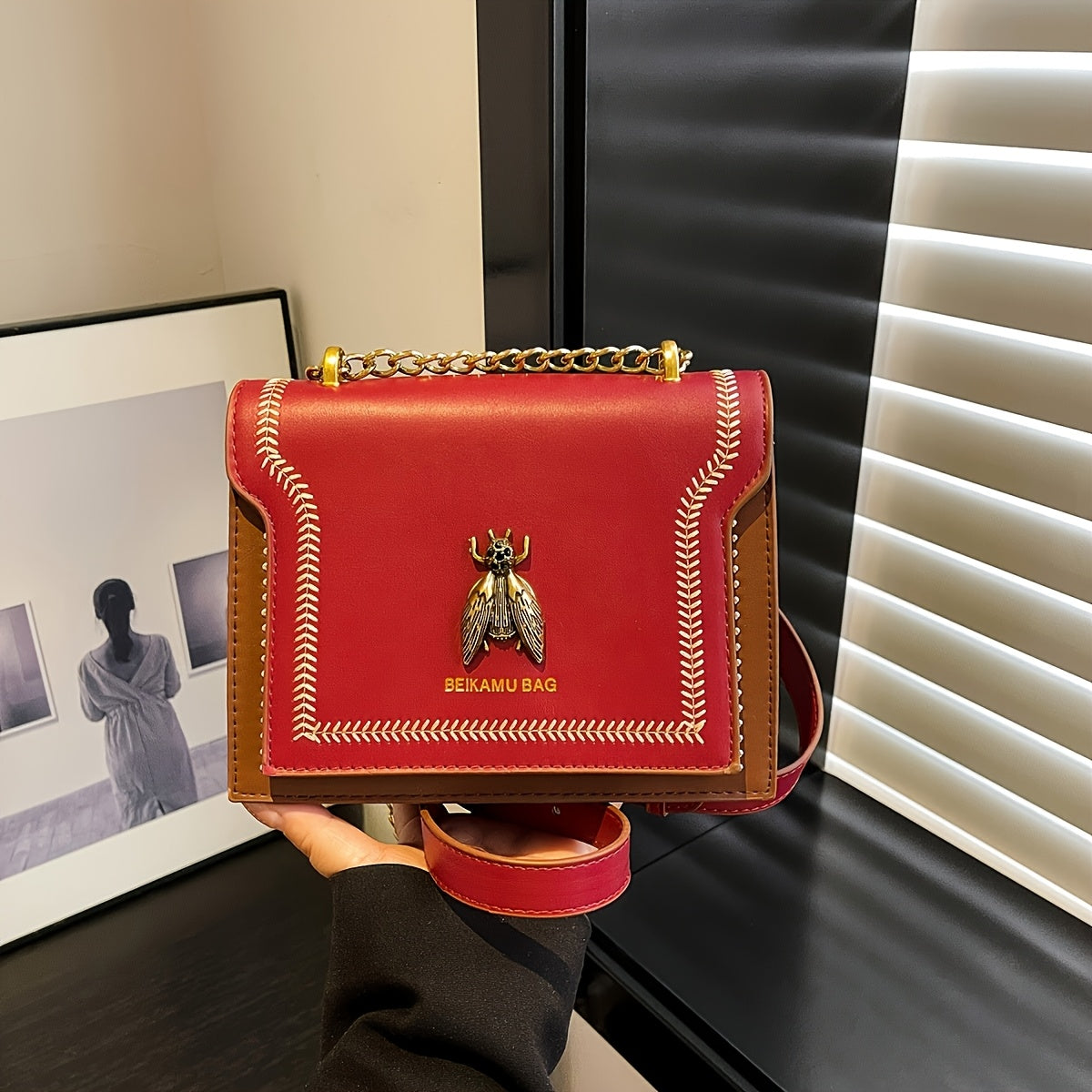 Sac bandoulière femme – fermeture magnétique, synthétique, chaîne, compact, beige/rouge/noir, élégant pour bureau, voyage et soirées