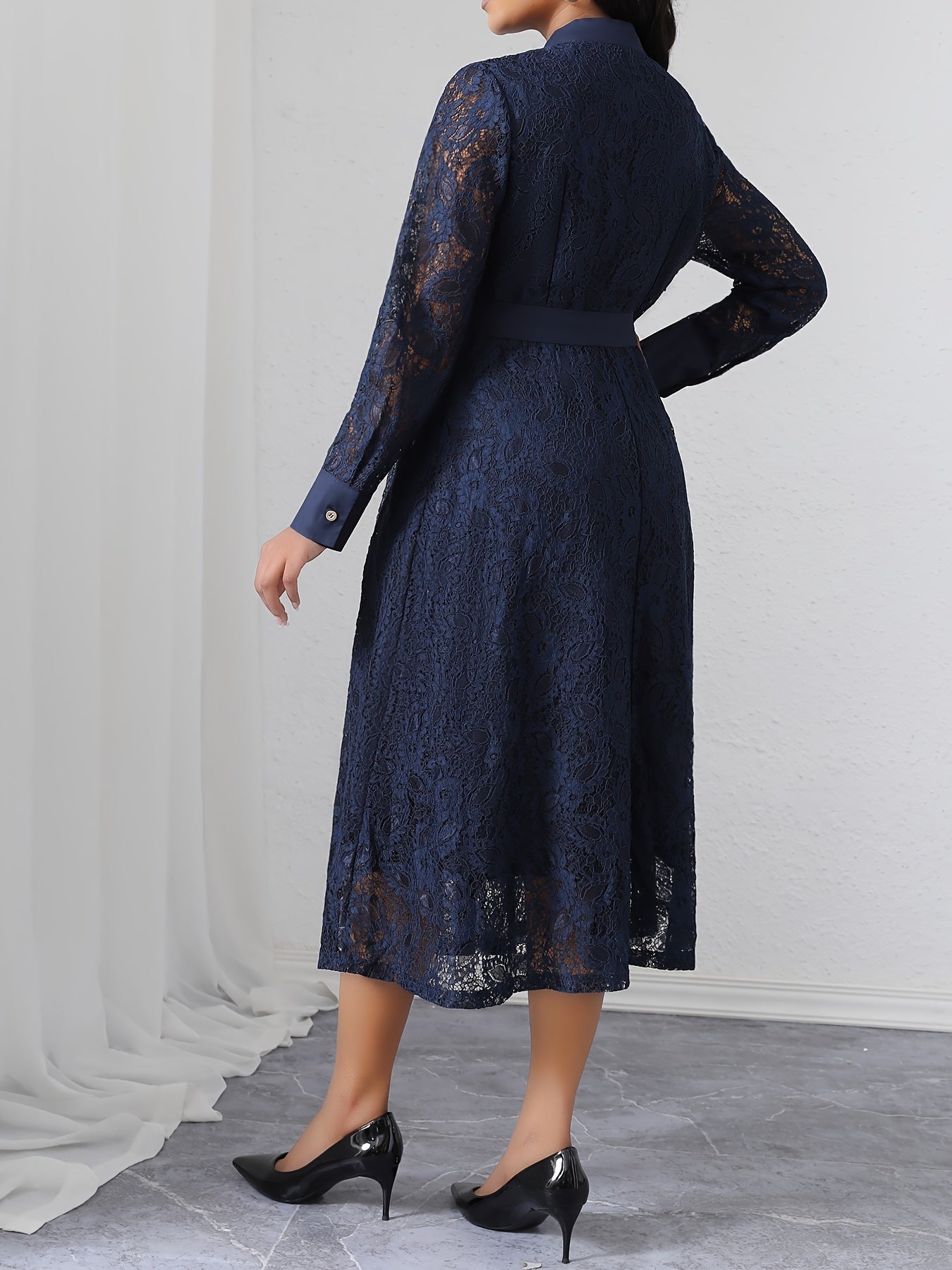 Robe Longue Élégante – Bleu Marine, Dentelle, Coupe Slim avec Ceinture, Manches Longues, Fermeture Boutonnée, Silhouette A-Ligne, Tissu Polyester, Lavable en Machine, Idéale Tenues Décontractées ou Formelles