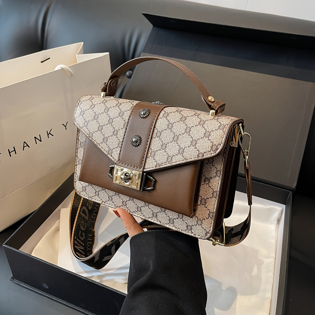 Sac femme motif géométrique en simili cuir, bandoulière réglable, fermeture dorée, intérieur spacieux