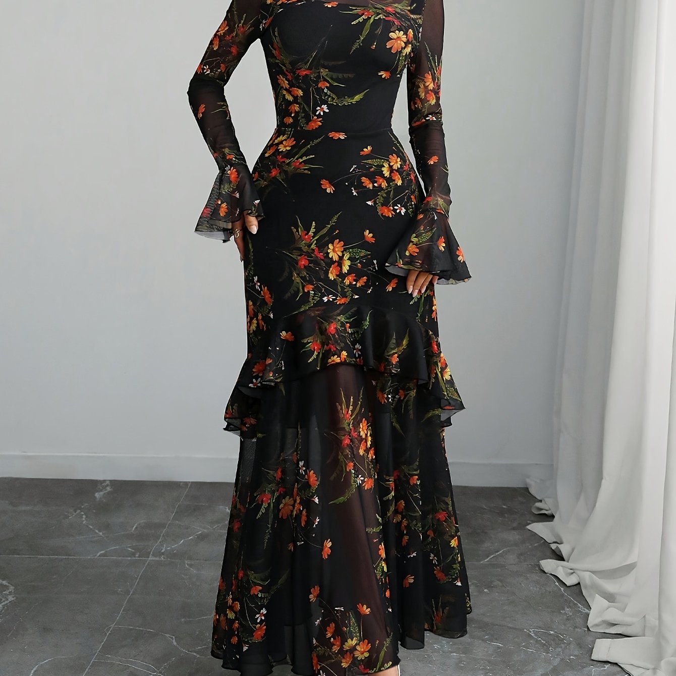 Robe fleurie élégante pour femme, coupe A-line, manches évasées, imprimé floral noir, lavable en machine, parfaite pour soirées, bureau ou usage quotidien, col rond, détails stylés, mode féminine polyvalente