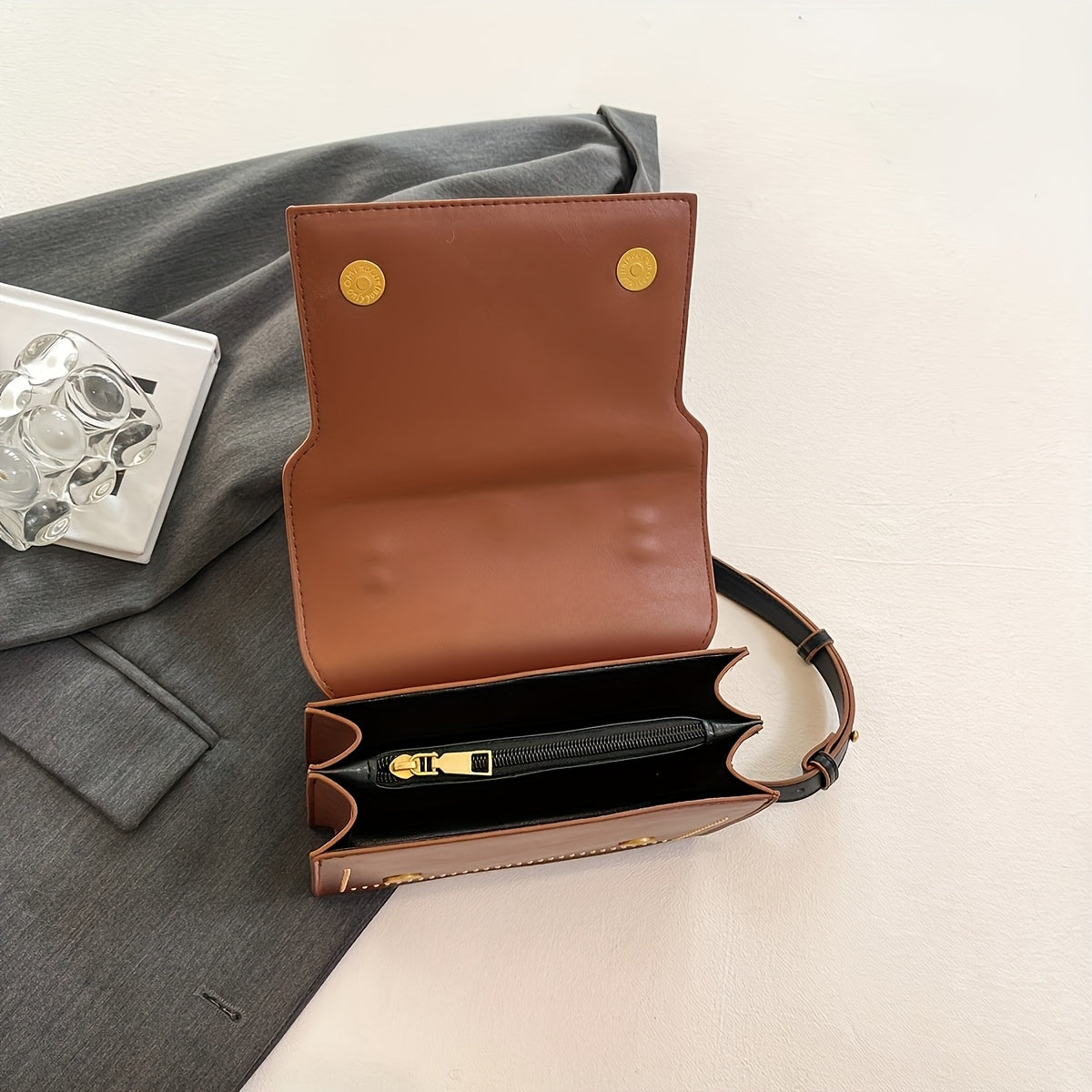 Sac bandoulière femme – fermeture magnétique, synthétique, chaîne, compact, beige/rouge/noir, élégant pour bureau, voyage et soirées