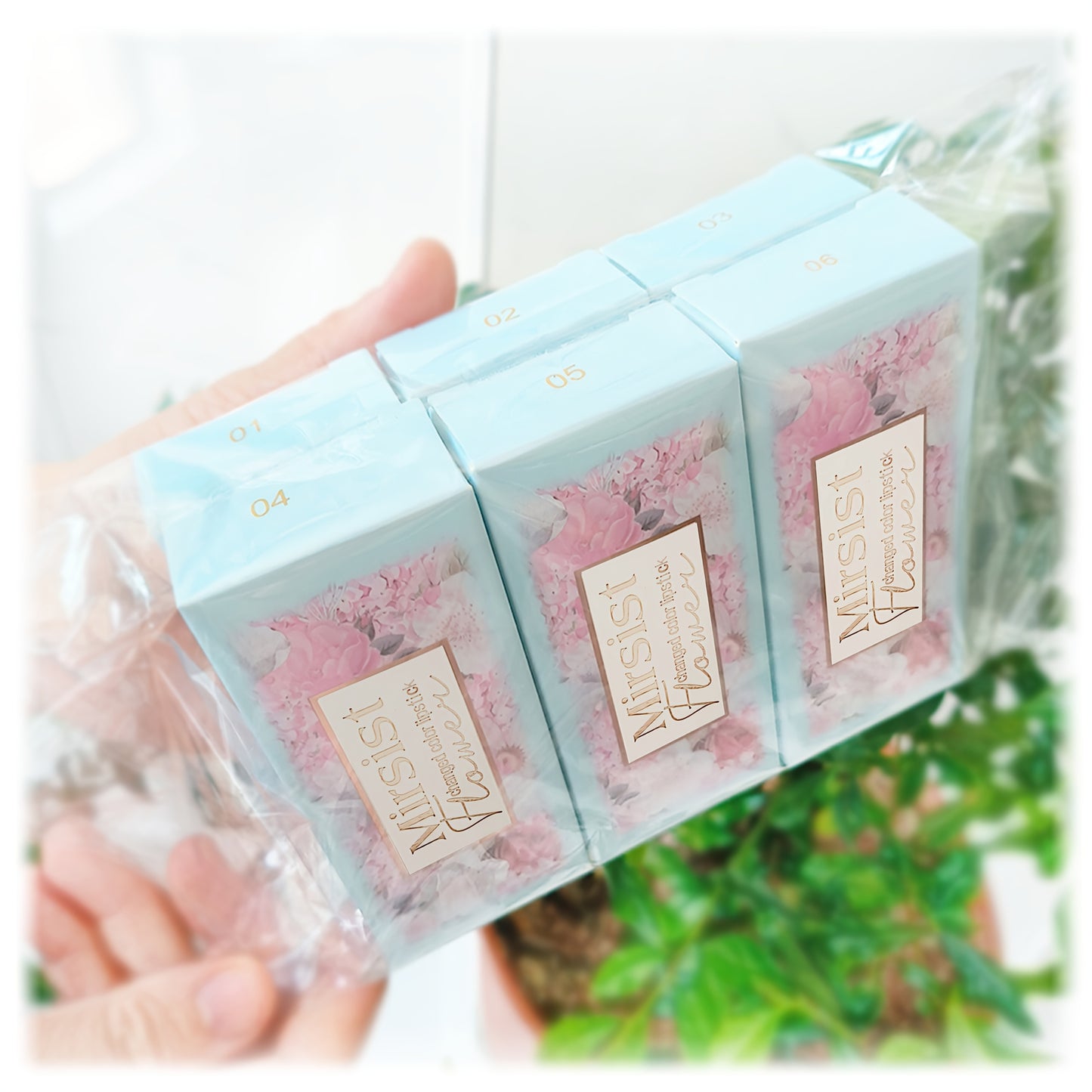 Lot de six baumes à lèvres, six en un, à la couleur changeante, conditionnés dans des sachets OPP. Ce baume à lèvres transparent devient rose