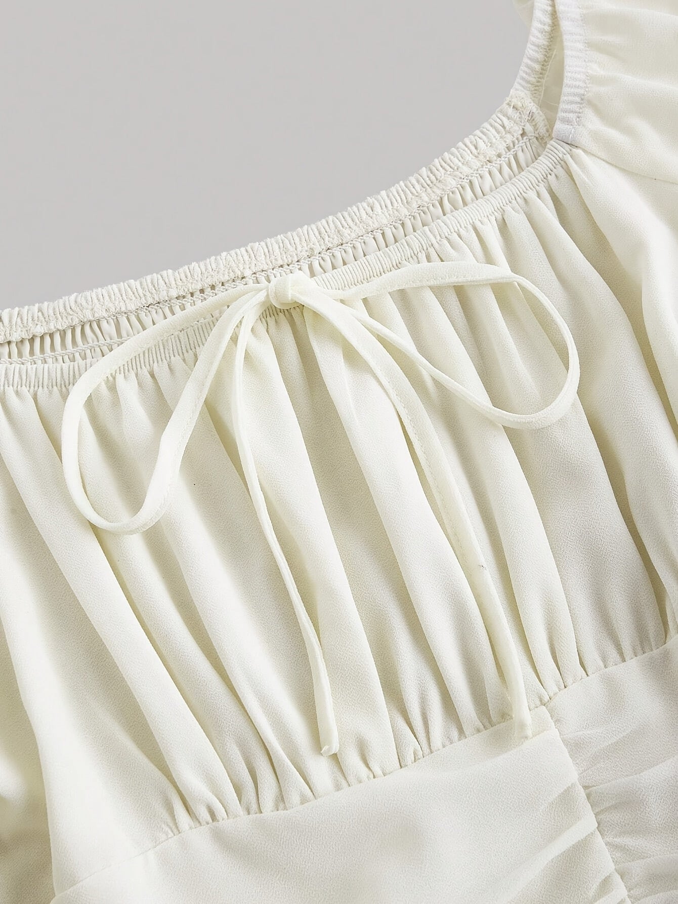 Robe élégante, moderne et raffinée, avec manches lanternes à volants et taille cintrée