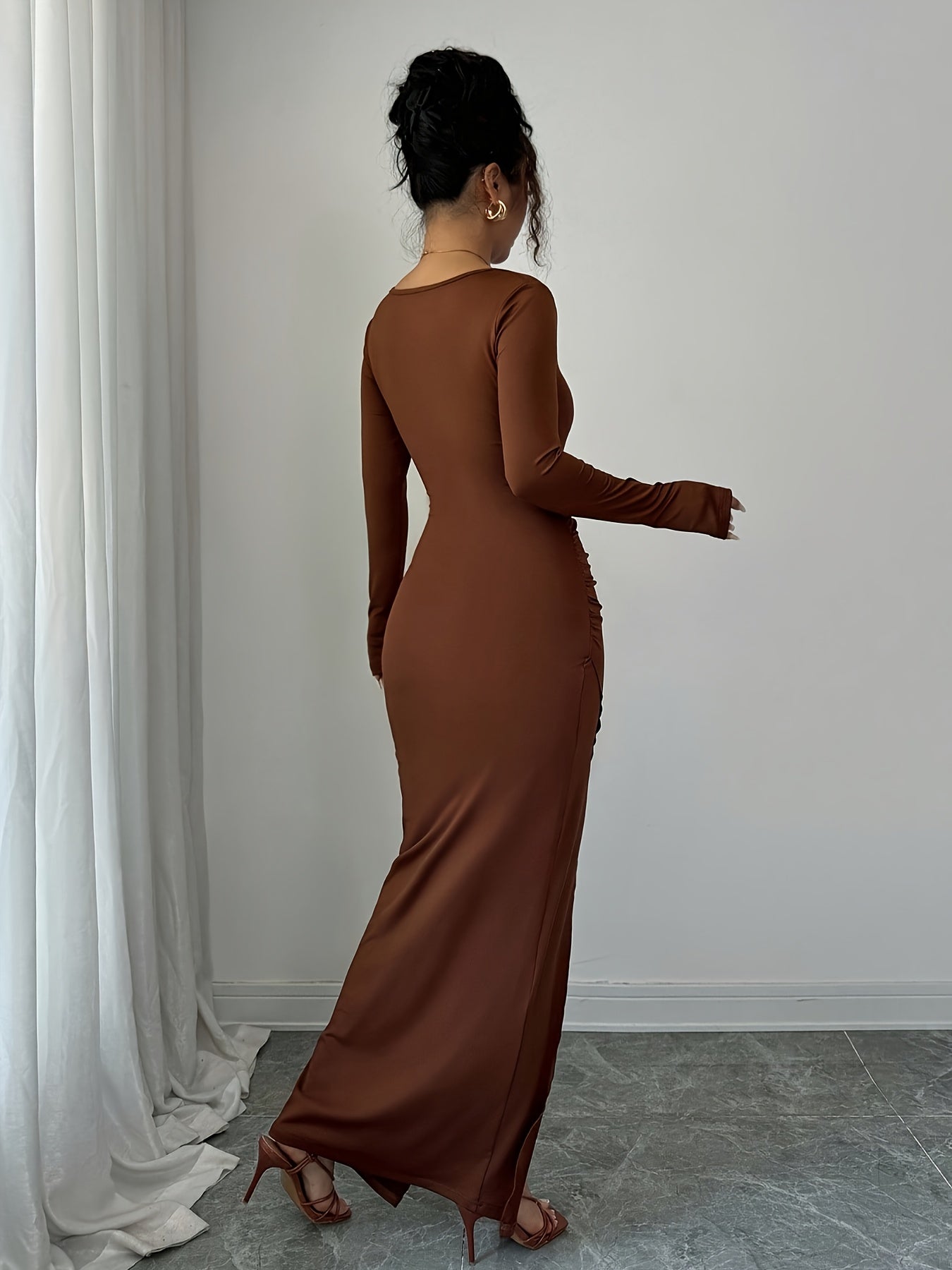 Robe Femme Élégante Haut de Gamme — Col Carré, Manches Longues, Taille Plissée avec Boucle Métallique, Coupe Slim, Ourlet Asymétrique, Robe Mi-Longue Automne, Tenue Classique et Sophistiquée, Robe de Soirée/Formelle pour Femme