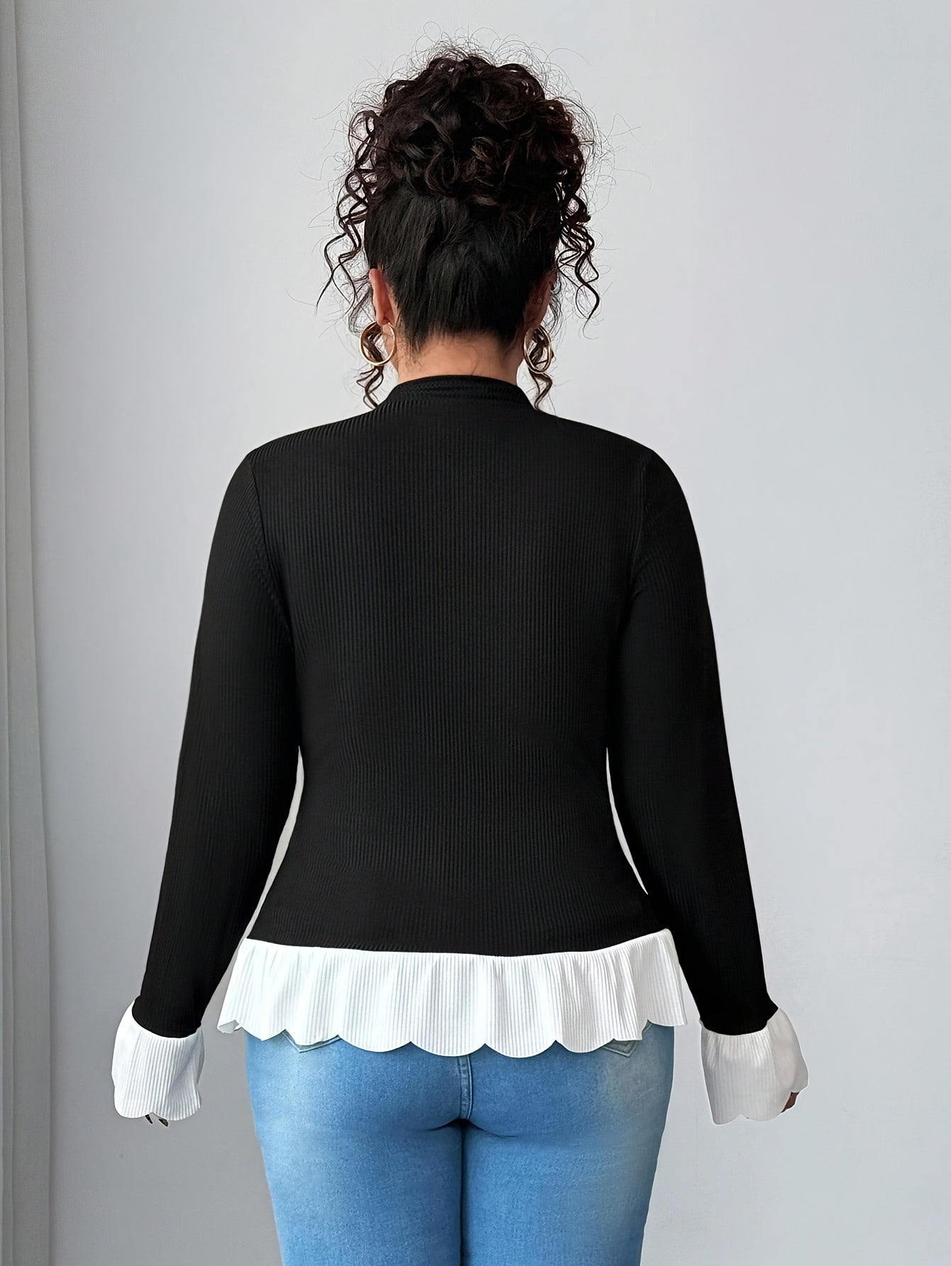 Top grande taille élégant pour femmes – Col montant, manches longues, noir et blanc, texture côtelée, tissu stretch, ourlet à volants, printemps/automne, casual à formel