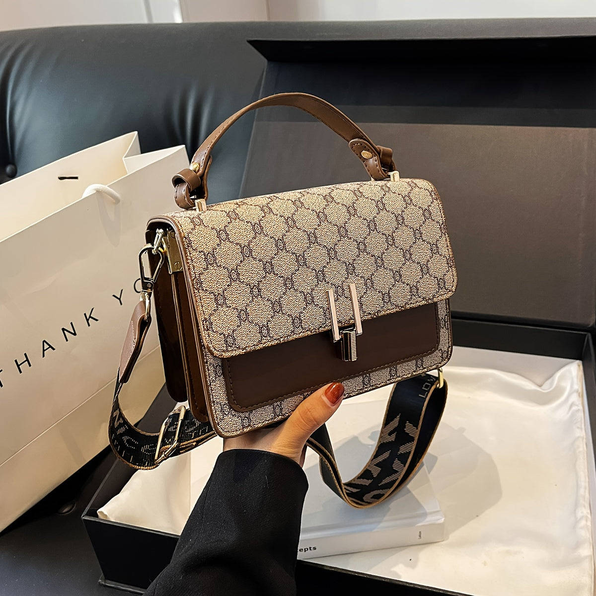 Sac élégant pour femmes – grande capacité, motif géométrique, simili cuir, bandoulière large et amovible, accessoires dorés, sac bandoulière polyvalent pour occasions casual et formelles