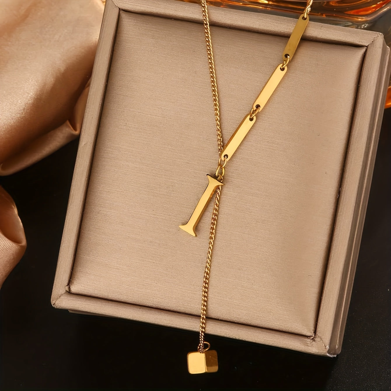 Collier Tendance à Pampilles avec 26 Lettres pour Femme – Pendentif en Acier Inoxydable Plaqué Or 18K, Design en Forme de Y avec Grelots Élégants, Idéal pour le Port Quotidien et comme Cadeau Raffiné