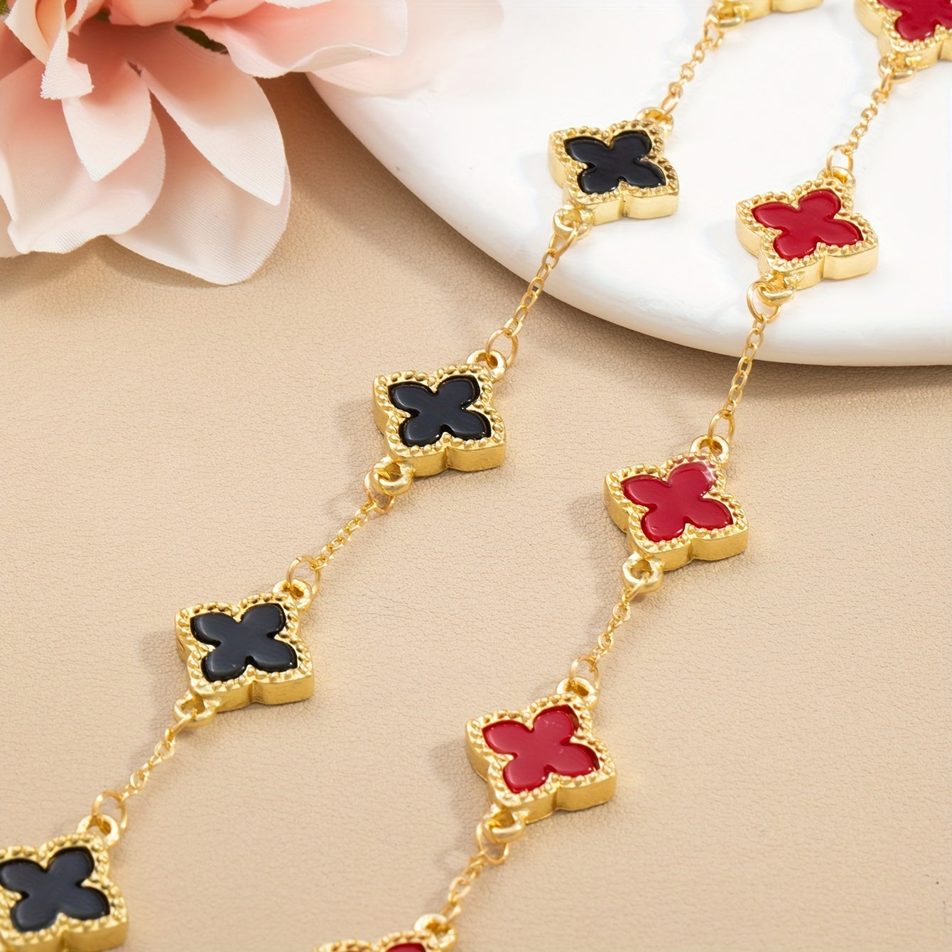 Lot de 2 Bracelets Chanceux Trèfle – Simples et Stylés, Accompagnés de Bracelets Multi-Couches Blanc et Noir, Idéal pour le Quotidien, Cérémonies de Remise de Diplômes, Rentrée Scolaire, Saint-Valentin, Fête des Mères et Cadeaux