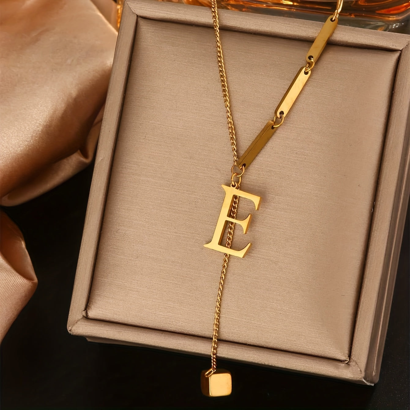 Collier Tendance à Pampilles avec 26 Lettres pour Femme – Pendentif en Acier Inoxydable Plaqué Or 18K, Design en Forme de Y avec Grelots Élégants, Idéal pour le Port Quotidien et comme Cadeau Raffiné
